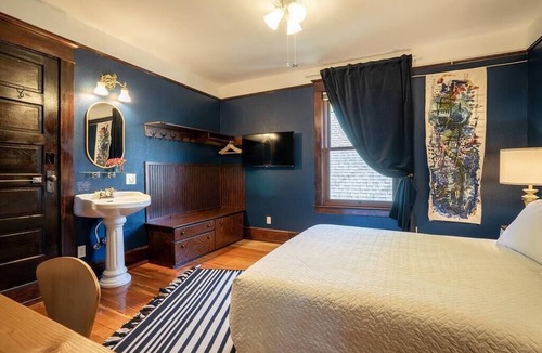 Broadway Hotel | Charming Room in Victorian BnB Parking Avail - Rm3