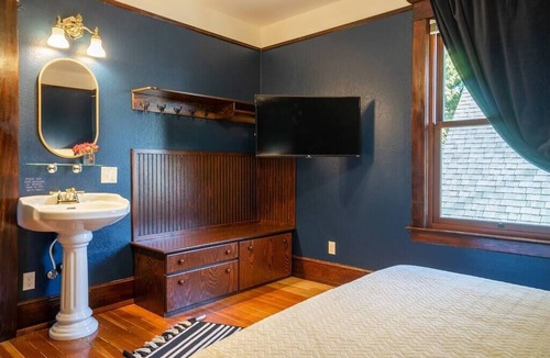 Broadway Hotel | Charming Room in Victorian BnB Parking Avail - Rm3