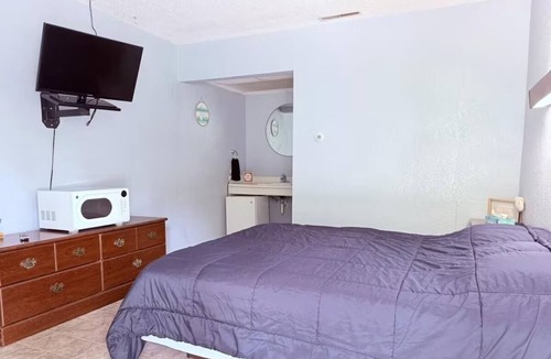 Ida Grove Hotel | Charming Room Perfect for Idyllic, Comfortable, Affordable Stays
