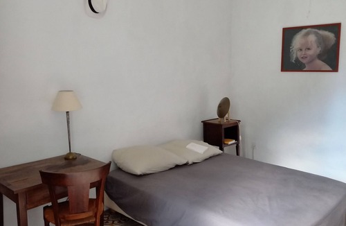 Bellegarde Bed & Breakfast | Charming room, swimming pool, sun and shade garden, 17 kms from Arles and Nîmes.