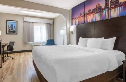 Jeffersontown Hotel | Charming Room near Louisville Zoo | Free Parking, Breakfast & Indoor Heated Pool