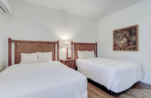Naples Hotel | Charming Room with 2 Queen Beds Close to Beaches