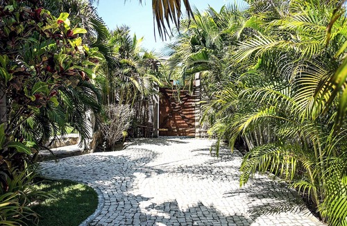 Parajuru House | Charming room with AC and open garden bathroom
