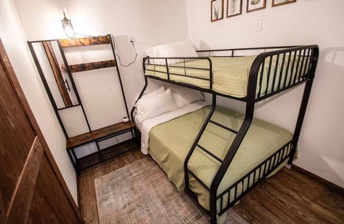 Athelstane Cabin | Charming roomy four seasons lodge for families, friends, and group getaways.