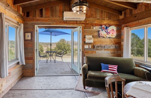 Iron Springs Cabin | Charming rustic 1 bedroom cabin