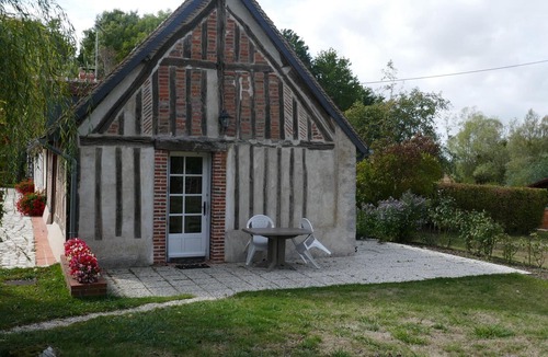 Cour-Cheverny Cottage | Charming Rustic Cottage with Private Terrace and Pet Allowed