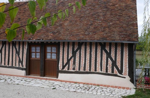 Cour-Cheverny Cottage | Charming Rustic Cottage with Private Terrace and Pet Allowed