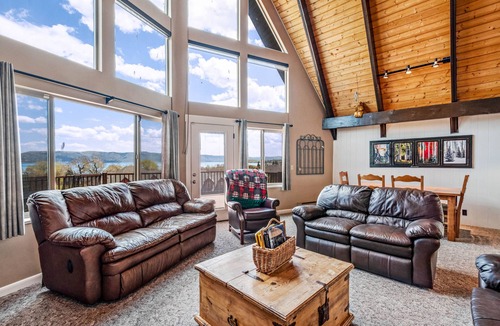 Garden City Cabin | Charming, rustic cabin with gorgeous lake views