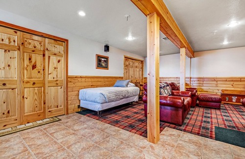 Garden City Cabin | Charming, rustic cabin with gorgeous lake views
