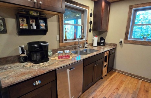 Dahlonega Cabin | Charming rustic cabin with loft bed, fire pit and creek in beautiful Dahlonega