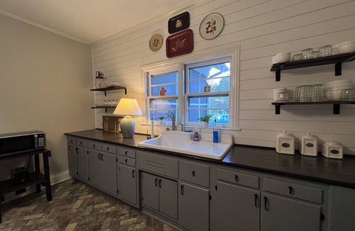 Saluda House | Charming, rustic Farmhouse. 2 mi. from Tin Roof Farms Venue. 39 mi. to Masters.