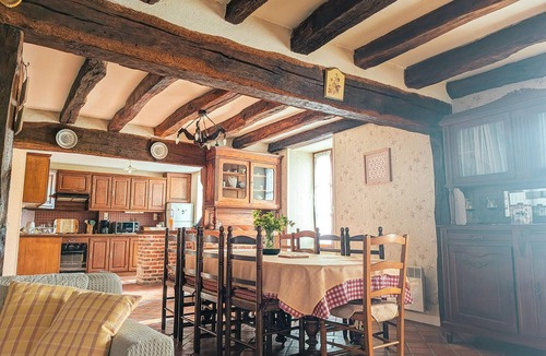 Gehee Cottage | Charming Rustic House Near Beauval Zoo with Garden, Games Room & Parking