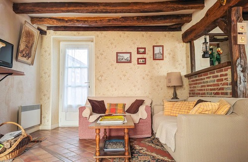 Gehee Cottage | Charming Rustic House Near Beauval Zoo with Garden, Games Room & Parking
