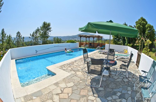 O Rosal Ski Chalet | Charming Rustic Lodge with Pool and Lovely views. Walk to Tapas Bar and Beach.