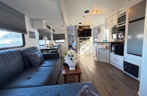 Spring Hill House | “Charming RV Getaway – Close to everything!
