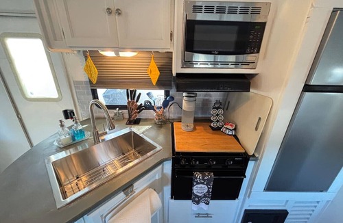 Spring Hill House | “Charming RV Getaway – Close to everything!