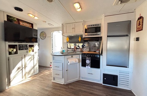 Spring Hill House | “Charming RV Getaway – Close to everything!