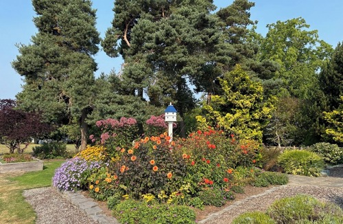 Bow House | Charming Samish Island Garden Home Retreat for Spring & Summer Getaways