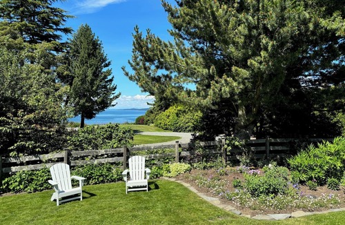 Bow House | Charming Samish Island Garden Home Retreat for Spring & Summer Getaways