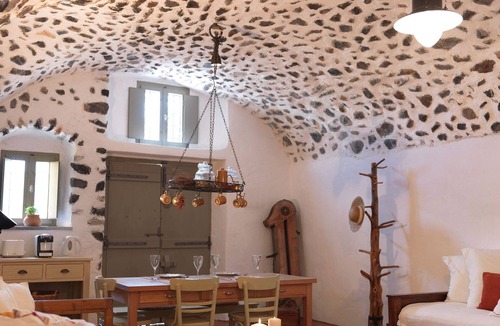 Exo Gonia Villa | Charming Santorini Villa | Pori House | 1 Bedroom | Rustic & Traditional