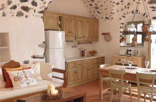Exo Gonia Villa | Charming Santorini Villa | Pori House | 1 Bedroom | Rustic & Traditional