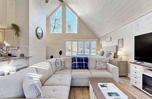 Sapphire Condo | Charming Sapphire, NC Condo: Cozy, Dog-Friendly, Pool, Golf Course, & More