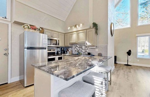 Sapphire Condo | Charming Sapphire, NC Condo: Cozy, Dog-Friendly, Pool, Golf Course, & More