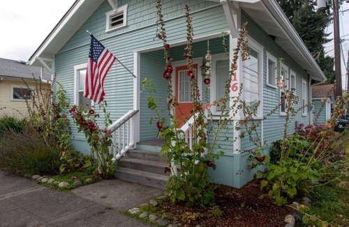 Port Angeles Cottage | Charming Seashell Cottage – Cozy, Stylish & Close to Everything!