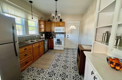 Sebring Cottage | Charming Sebring Historic Registry Home Near Circle and Across from Lake Jackson
