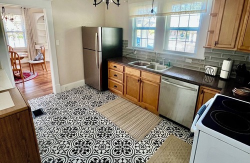 Sebring Cottage | Charming Sebring Historic Registry Home Near Circle and Across from Lake Jackson