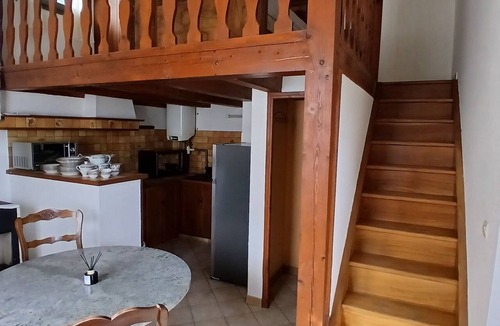 La Mure Argens House | CHARMING, SECLUDED ONE-BEDROOM APARTMENT NEAR NATURE, GUARANTEED PEACE AND QUIET, CLOSE TO SHOPPING