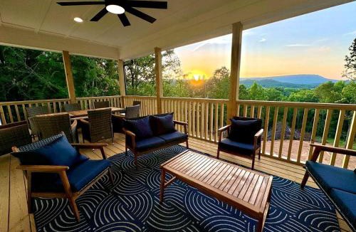 Rossville House | Charming Secluded Modern Cabin with Stunning Mountain Views Near Lookout Mountain | Fairview, GA