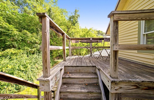 Hammondsport Apartment | Charming Second Floor Studio with Partial AC, WiFi, TV, and Electric Fireplace