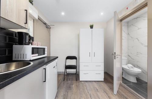 Harrow Weald House | Charming Serviced Ensuite Modern Studio - Sleeps 2 - Near Wembley Stadium - Good Transport Link to Central London - Harrow HA3