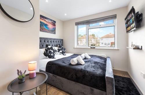 Harrow Weald House | Charming Serviced Ensuite Modern Studio - Sleeps 2 - Near Wembley Stadium - Good Transport Link to Central London - Harrow HA3