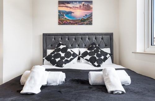 Harrow Weald House | Charming Serviced Ensuite Modern Studio - Sleeps 2 - Near Wembley Stadium - Good Transport Link to Central London - Harrow HA3