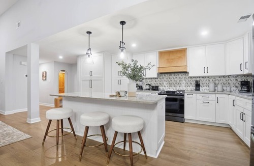 Charlotte House | Charming Shadow Lake Retreat – Spacious, Modern & Serene!