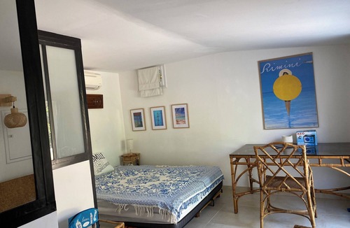 Les Maillans House | Charming sheepfold and outbuildings/pool 2 steps from the sea. Pets allowed