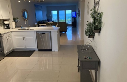 Jensen Beach Condo | Charming Short-Term 3-7 months 2-bedroom condo in marvelous Jensen Beach.