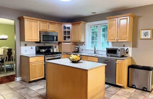 Newtonville House | Charming single family house in a beautiful, quiet, and safe area.