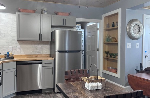 Manville Cottage | Charming single family Cottage, pet friendly, close to Prov, Woon, MA & highways
