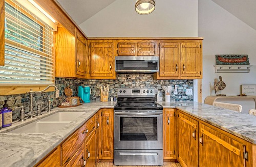 Blairsville Cabin | Charming, single-level cabin with a gas fireplace plus forest & mountain view