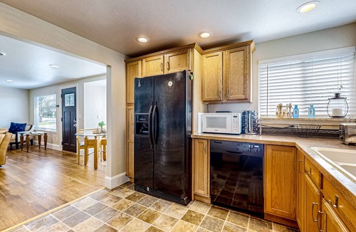 Oak Harbor House | Charming, single-level home with gas fireplace, patio, washer/dryer, & fast WiFi