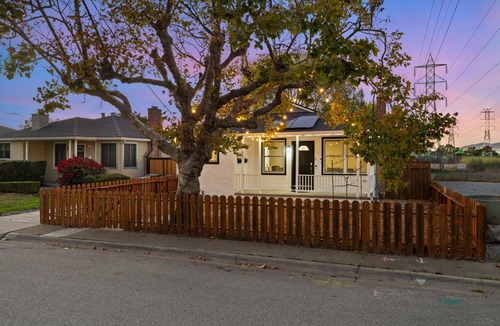 Millbrae House | Charming Sky Cove: SFO Haven