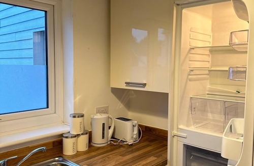 Bobbing Apartment | Charming Smart 1-bedroom apartment close to Sheerness beach/ WiFi and parking