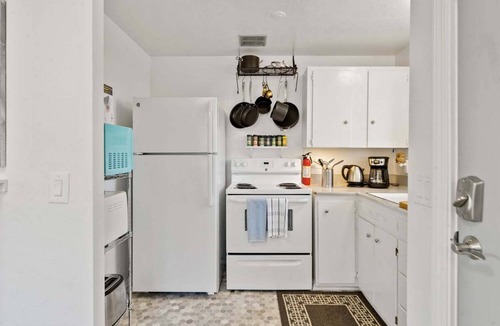 Market District Apartment | Charming Snug Spot 70 in Eugene, ideal for 2, steps from downtown and Autzen.
