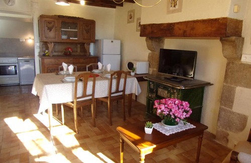 Vieure Cottage | Charming south-facing cottage with garden and pets allowed