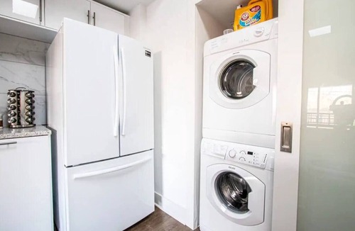 Southmoreland Condo | Charming Space with Parking/King Bed/Street Car