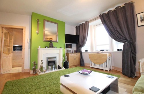Restalrig Apartment | Charming, Spacious 1BR Flat for 4 in Edinburgh