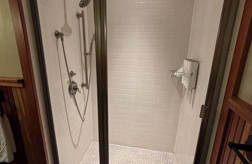 Lake Placid Cabin | Charming spacious 2-bedroom lodge in peaceful Lake Placid with WiFi and Spa